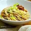 Spaghetti z porem i pesto z orzechów włoskich
