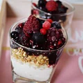 Fit deser jogurtowy z owocami leśnymi
