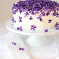 Tort z fiołkami