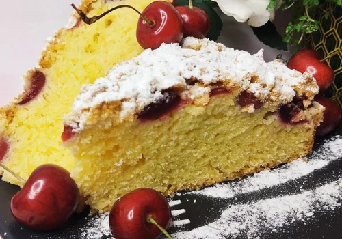 Ciasto drożdżowe łyżką mieszane z czereśniami i kruszonką