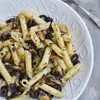 Penne z pieczarkami i czarnymi oliwkami