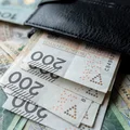 Wchodzi nowy podatek. Mają go płacić największe spółki, ale koszty znów poniosą zwykli Polacy!