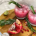Bożonarodzeniowy koktajl na whisky z granatem