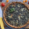 Orkiszowa tarta ze szpinakiem i serem pleśniowym