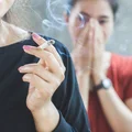 Top 3 najgorsze zapachy, które wsiąkają w ubrania. Jak się ich pozbyć?