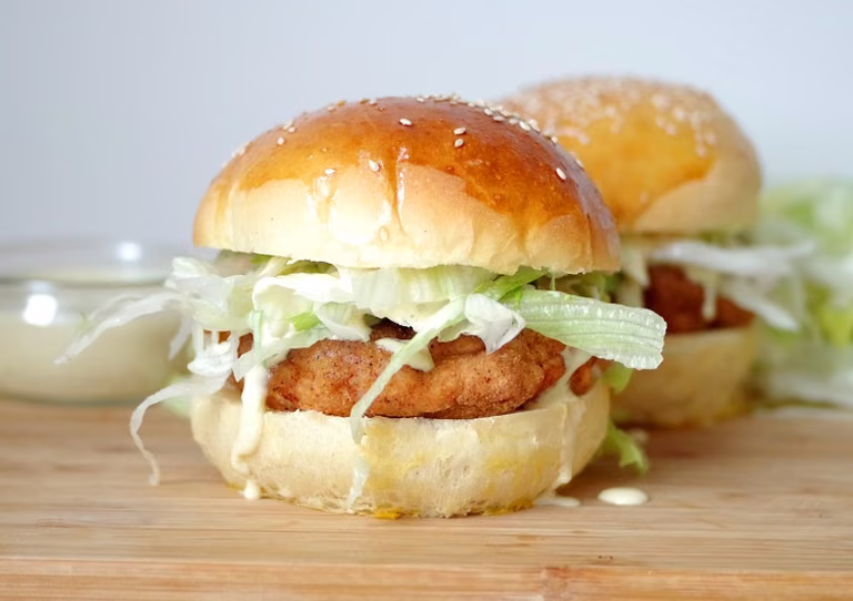 Domowy McChicken (burger drobiowy)