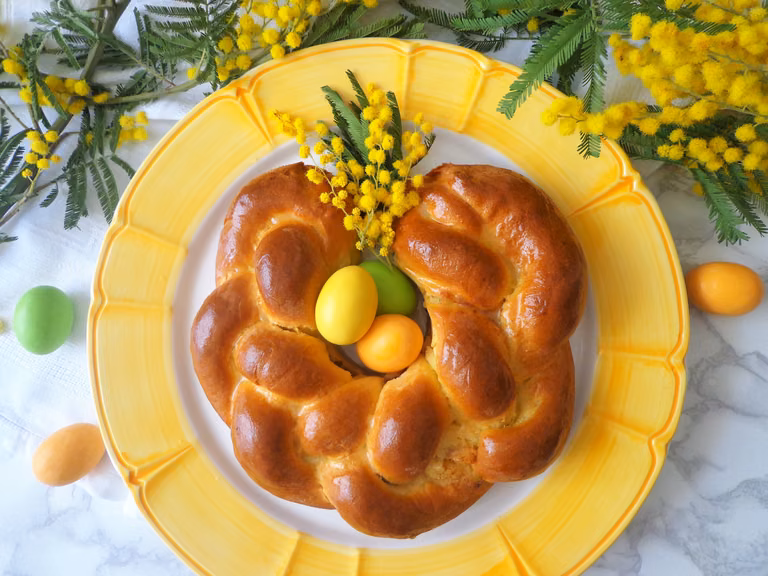 Wielkanocny wieniec drożdżowy