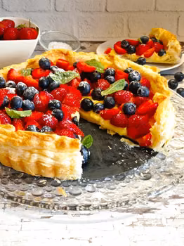 Tarta z ciasta francuskiego z budyniem i owocami