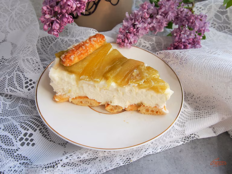 Sernik na zimno z karmelizowanym rabarbarem