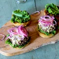 BURGERY Z QUINOI Z MARYNOWANĄ CEBULĄ