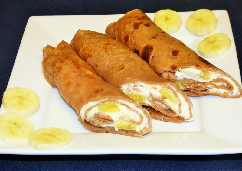 Kakaowe naleśniki z bitą śmietaną i bananami