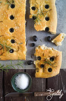 Focaccia z oliwkami i rozmarynem