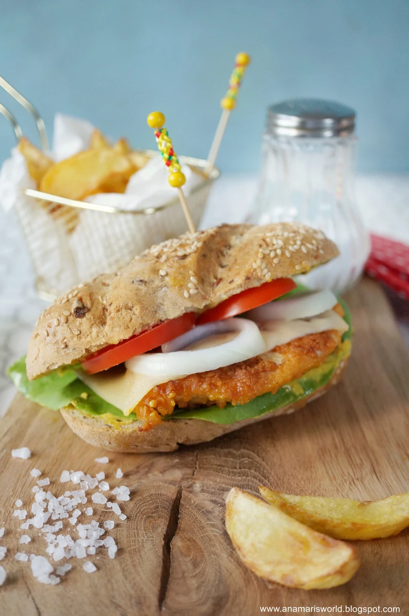 Domowy chicken burger z frytkami