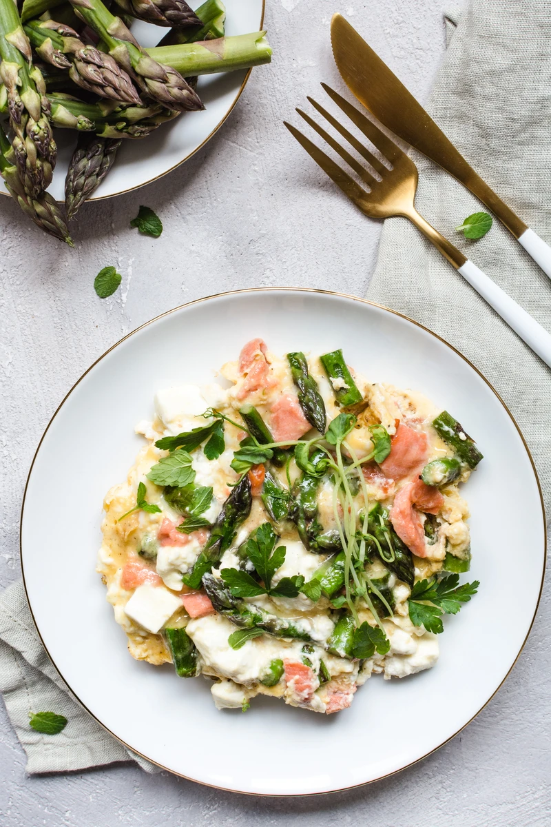 Omlet ze szparagami, łososiem i fetą