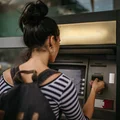 Wypłaty z bankomatów za granicą. Jak uniknąć wysokich opłat?