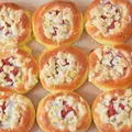 Drożdżówki z truskawkami, rabarbarem i kruszonką