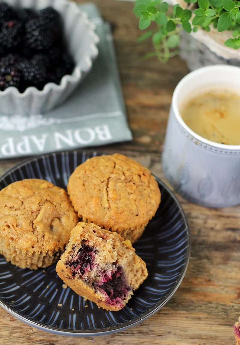 Muffiny z jabłkiem i jezynami