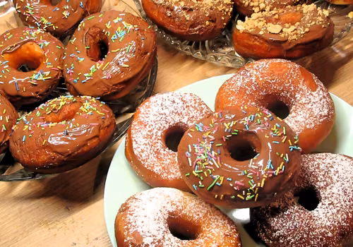 Najlepszy przepis na donuty na Tłusty czwartek, pączki z dziurką, oponki drożdżowe -puszyste, delikatne +FILM