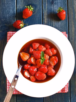 Truskawki z octem balsamicznym podawane na gorąco