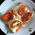 Pstrąg łososiowy z mozzarellą i pomidorami