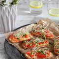 Bruschetta z mozzarellą, pieczonymi pomidorami i papryką