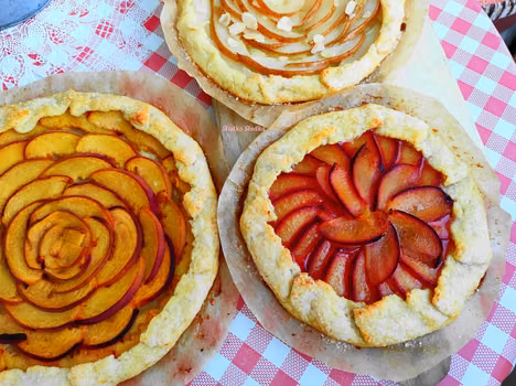 Galette ze śliwkami.