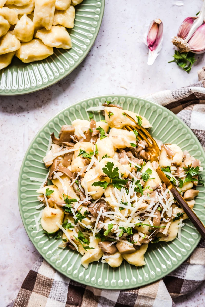 Kopytka z boczniakami i parmezanem