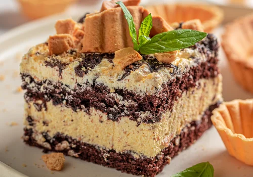 Czekoladowa pokusa z waniliowym kremem – to ciasto podbije Twoje kubki smakowe!