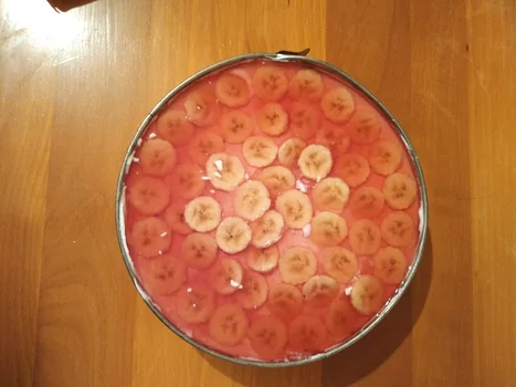 Sernik na zimno z galaretką i bananem