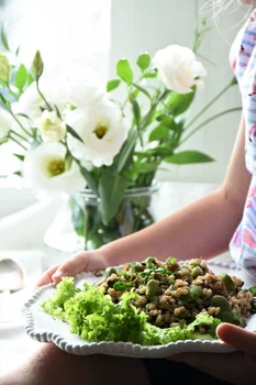 salatka z bobem, pęczakiem, kurkami