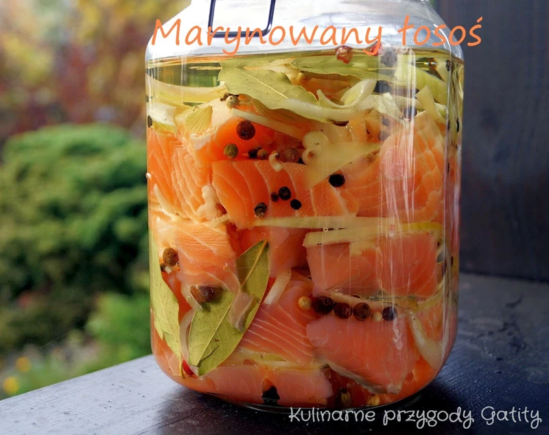 Marynowany surowy łosoś w przyprawach