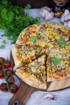 Pizza z kurczakiem, oliwkami i serowymi boczkami