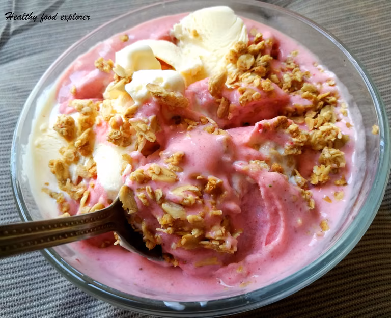 Truskawkowe smoothie bowl