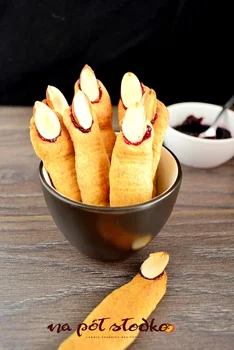 Razowe paluchy wiedźmy bez cukru na Halloween