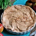 Tarta z jabłkami pod bezą posypaną sezamem