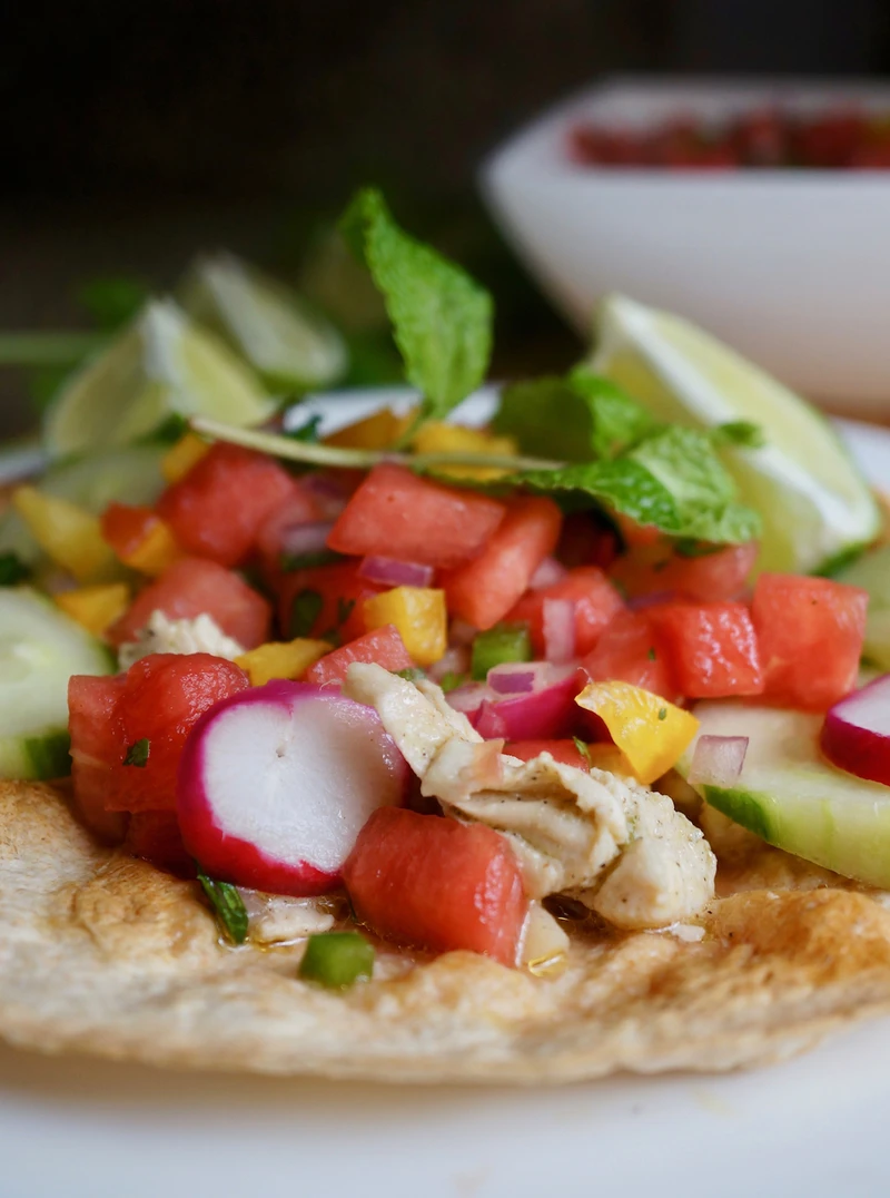 PLACEK TORTILLA Z CYTRYNOWO-LIMONKOWYM  KURCZAKIEM Z SALSĄ ARBUZOWĄ