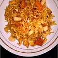 Obiad w japońskim stylu. Kurczak z makaronem i sosem teriyaki.