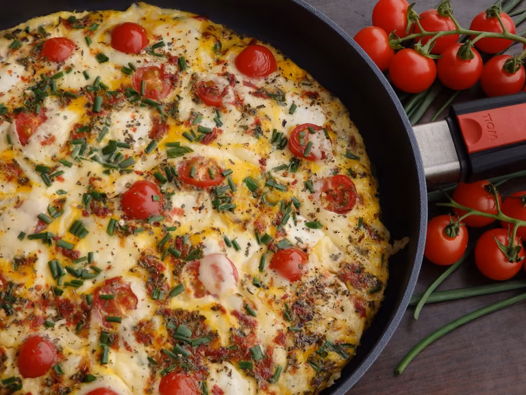 Rodzinny omlet z mozzarellą, pomidorkami i żółtym serem