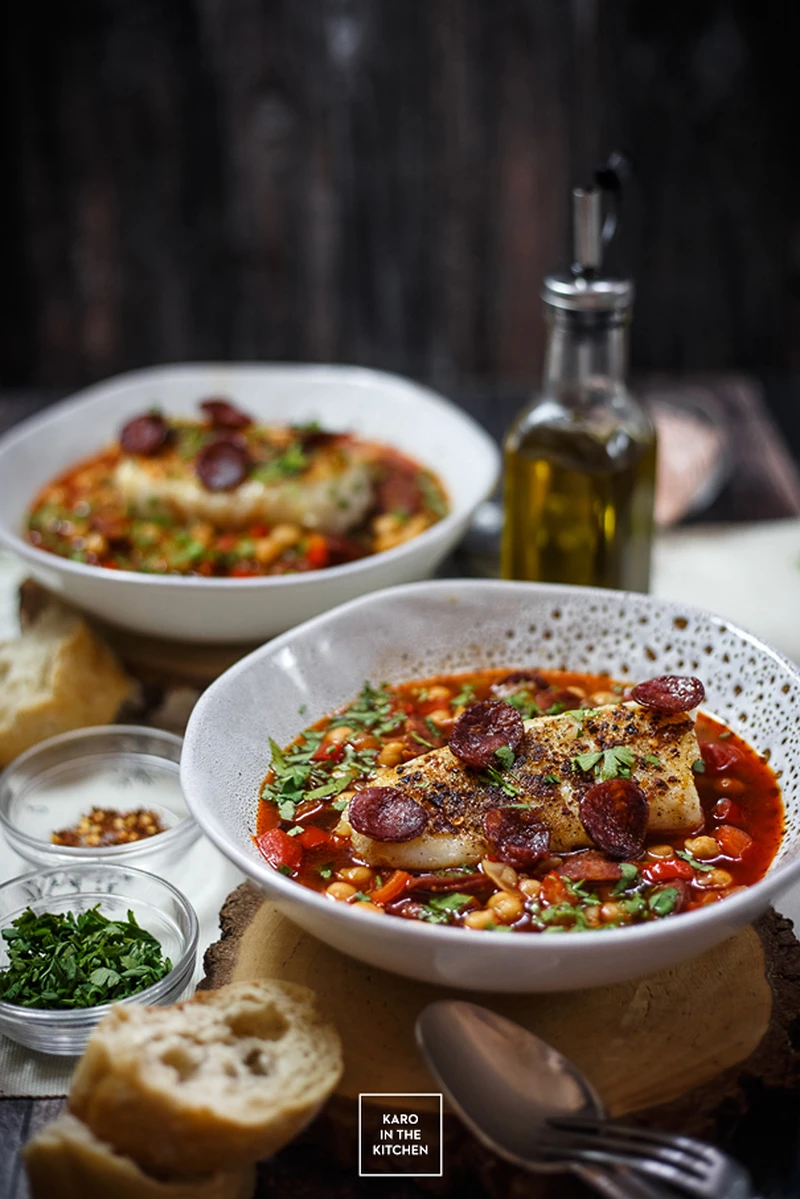 Polędwiczki z dorsza w na czerwonym bulionie z chorizo, ciecierzycą i papryką