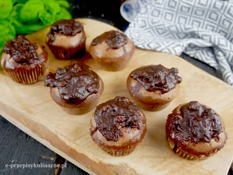 Muffinki z polewą czekoladową – szybkie słodkości do kawy