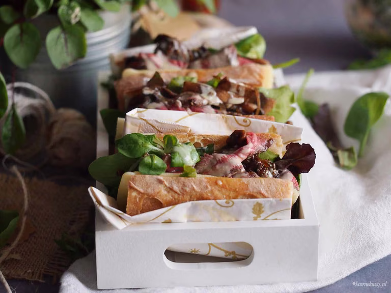 Kanapka ze stekiem, balsamicznymi grzybami