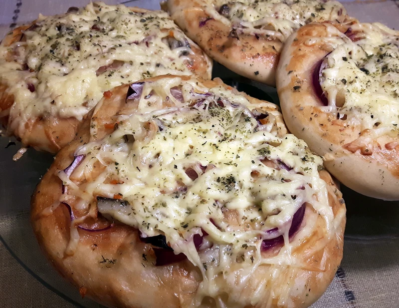 PIZZERINKI ZE ŚLEDZIEM i ŻURAWINĄ