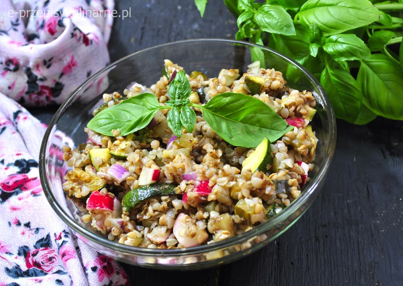 SAŁATKA Z KASZĄ GRYCZANĄ I WARZYWAMI (NA FIT LUNCH -170 KCAL)