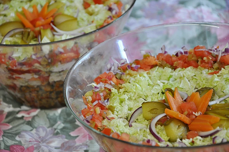 Warstwowa sałatka gyros-kebab