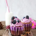 Cupcake z kremem owoce leśne