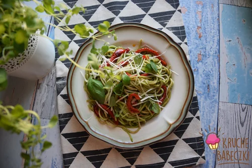 MAKARON Z PIECZONĄ PAPRYKĄ I DOMOWYM ZIOŁOWYM PESTO
