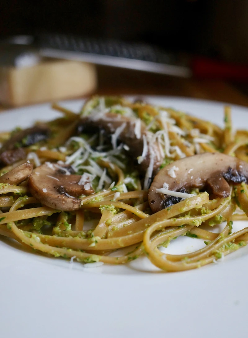 LINGUINI Z PESTO SZPINAKOWO-SZPARAGOWYM