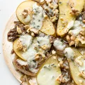Tortillo-pizza z gruszką i gorgonzolą