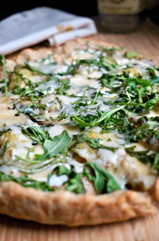 Pełnoziarnista Pizza z Marynowanymi Karczochami i Rukolą