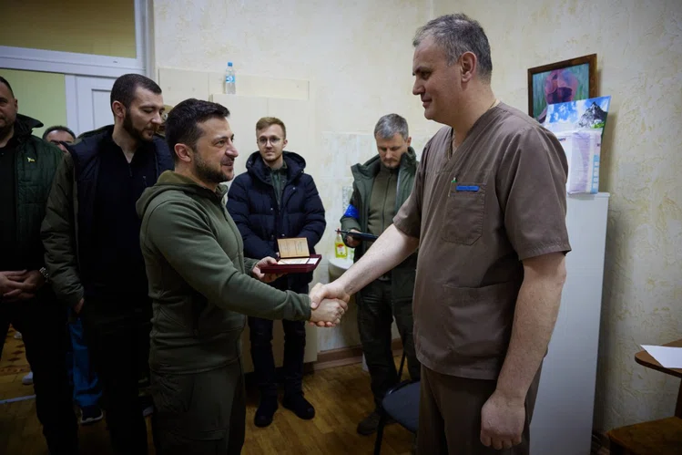 Zdjęcie Prezydent Ukrainy udał się do szpitala. Przyznał odznaczenia rannym żołnierzom. #4